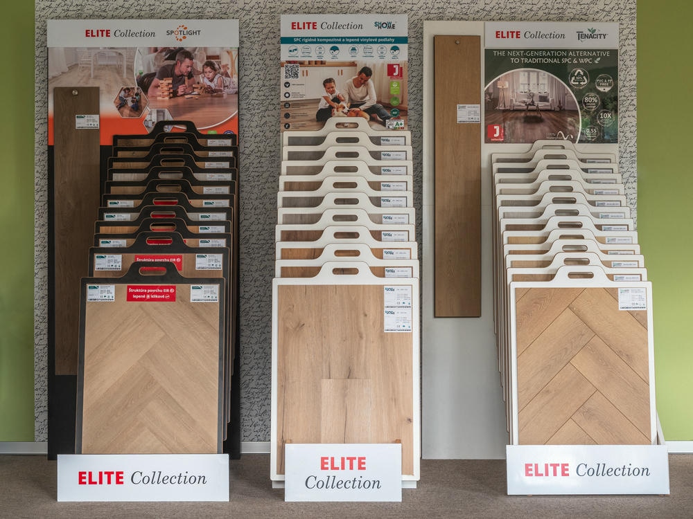 Stojany kolekcií Tenacity, Showhome a Spotlight v predajni Elite Collection